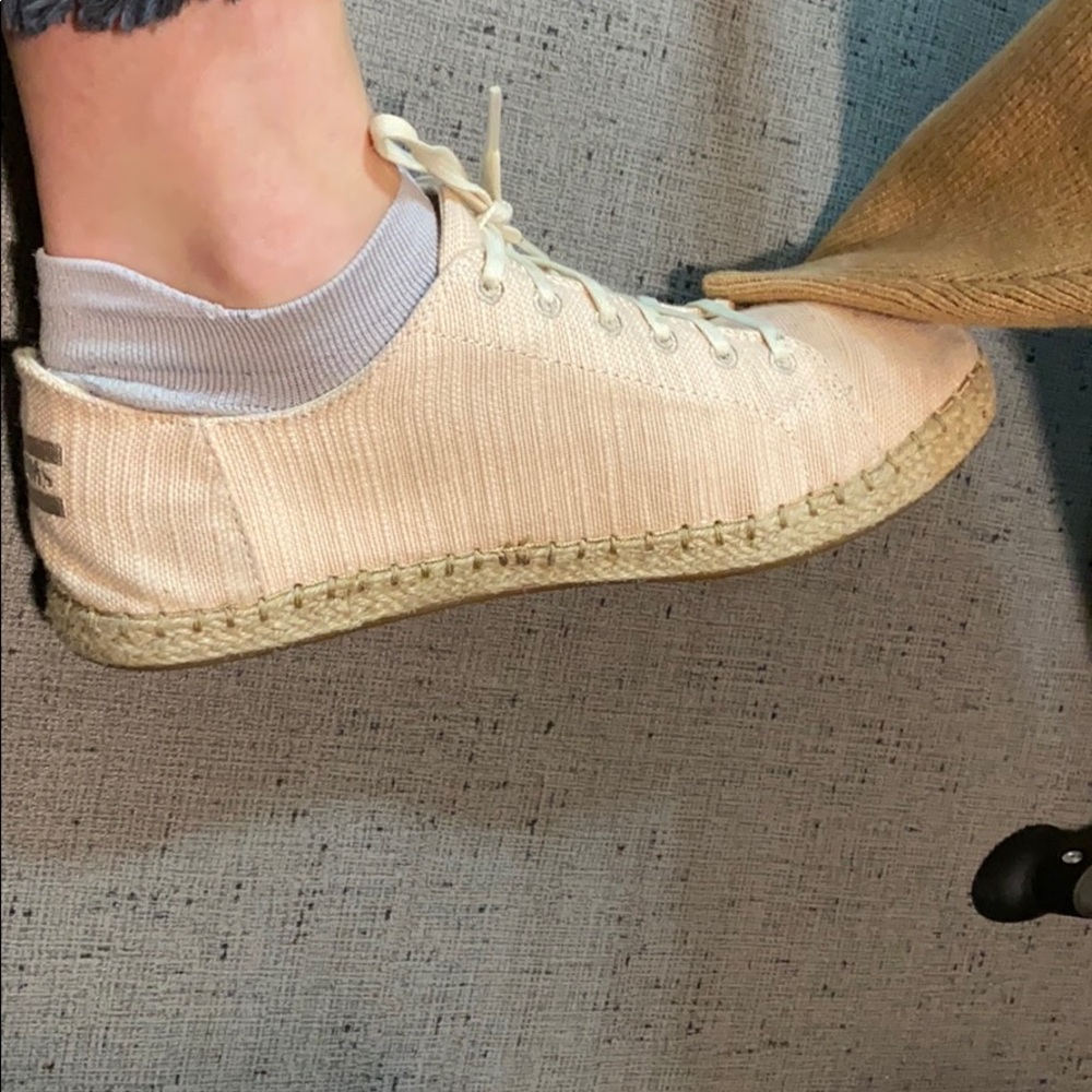 Toms - Picture 3 of 5